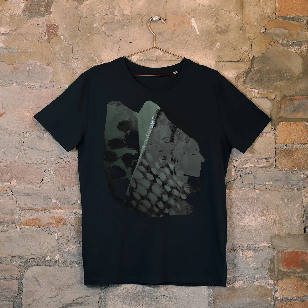 FLOATING ON A MOMENT - ブラックTシャツ